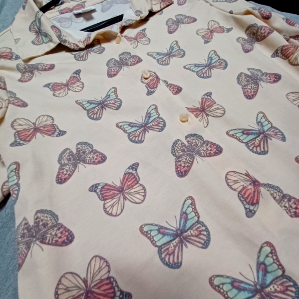 Beautiful Butterfly Lularoe Valentina Button-Up Shirt - Picture 2 of 3